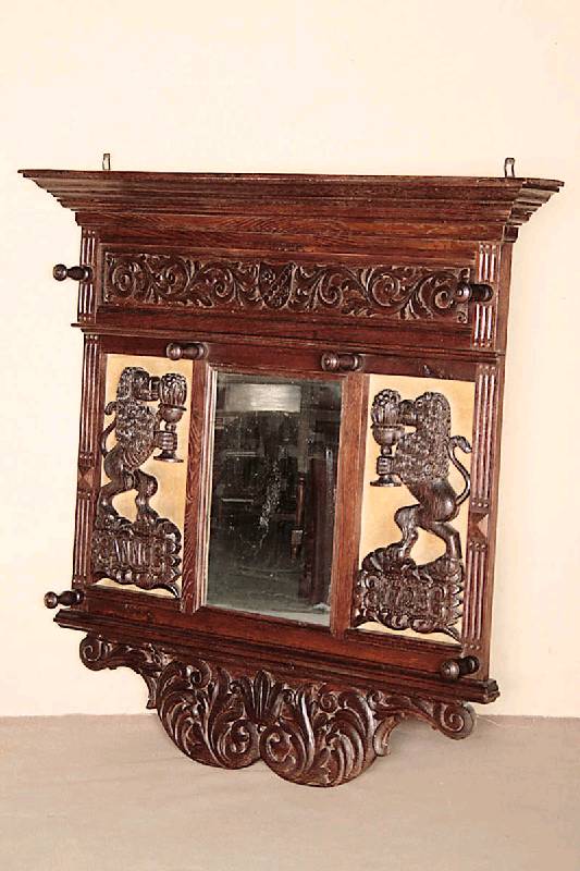 Hängegarderobe, um 1870, Eiche massiv, Lisenen gerillt, daneben aus dem Vollholz geschnitzte Löwen mit Prunkpokal, Zarge und Kopfteil mit ...