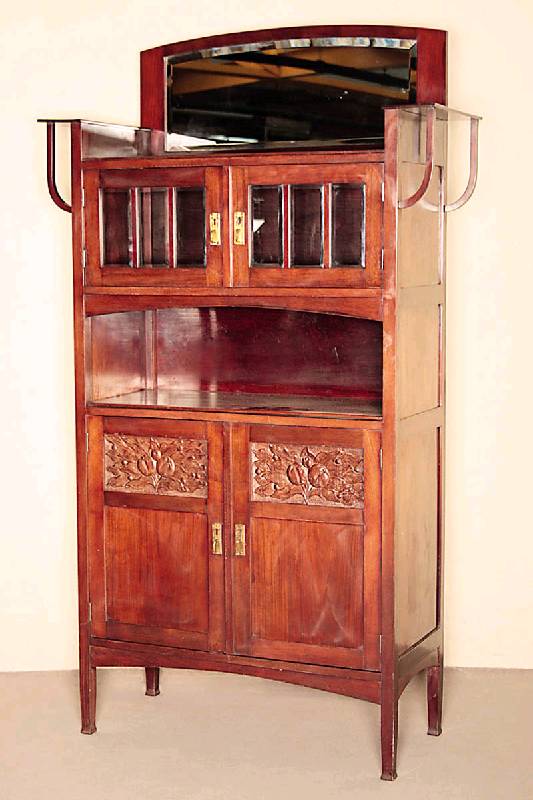 Prunkschrank, deutsch, um 1910, Jugendstil, Mahagoni massiv, z.T. furniert, auf eckigen Beinen, schuhförmig abgesetzt, Zarge leicht gebogen, gerader ...