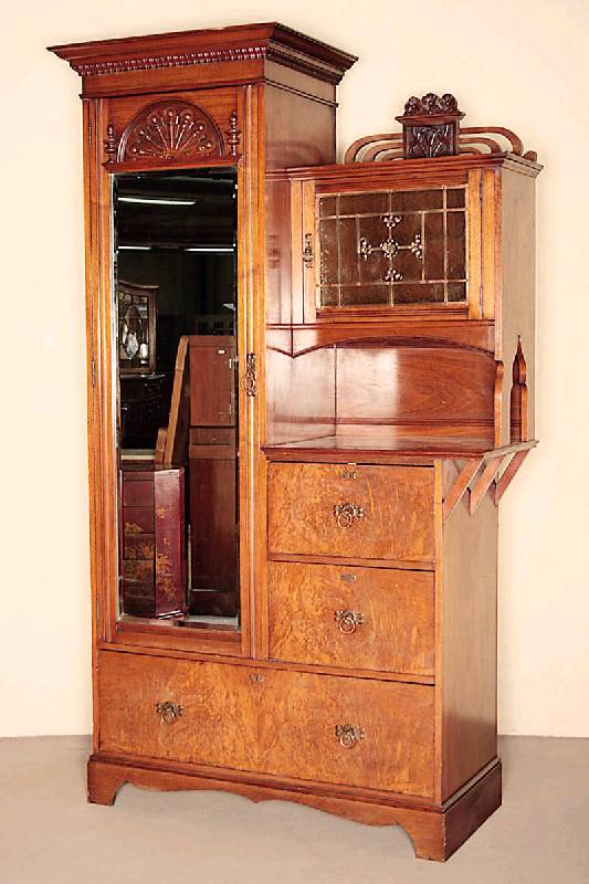 Schrank, England, um 1900, Jugendstil, Korpus Nußbaum und Weichholz massiv, Front mit ausgesuchtem Wurzelfurnier, 3-schübig, Spiegeltür mit ...