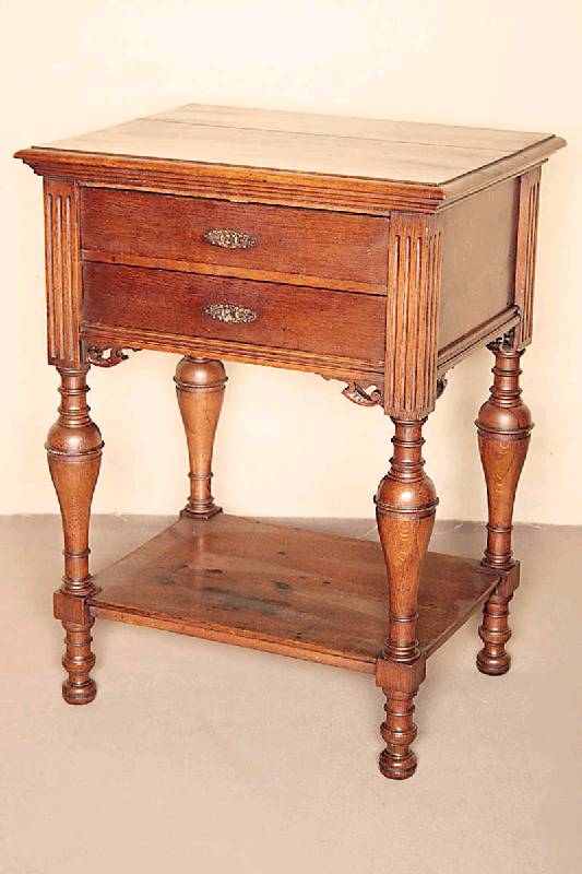 Handarbeits- oder Beistelltisch, Friesland, um 1860/70, Eiche massiv, auf gedrechselten Beinen, flaschenförmig mit Ablage, Ecken kanneliert, Platte ...