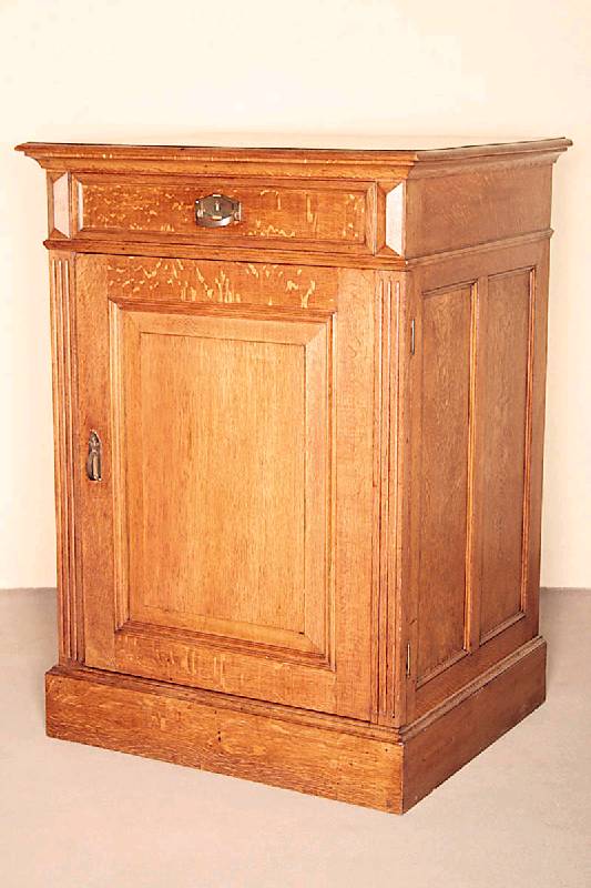 Halbschrank, deutsch, um 1870, Gründerzeit, Eiche massiv, Lisenen kanneliert, Türfüllung kassettiert, darüber eine Schublade, Front mit ...