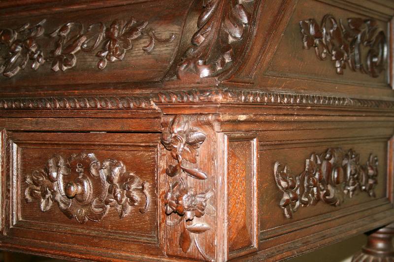 Detail b: Schreibtisch, deutsch/Frankreich, um 1870, Umgebung Straßburg, Eiche massiv, auf gedrechselten Beinen, kanneliert, mit Porzellanrollen, allseitig ...