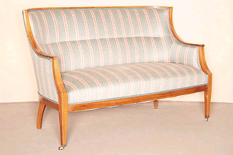 Sofa, deutsch, um 1910, strenger Jugendstil, Korpus Mahagoni massiv, z.T. furniert, umlaufende Fadenintarsien, auf konischen Beinen, Arm- und ...