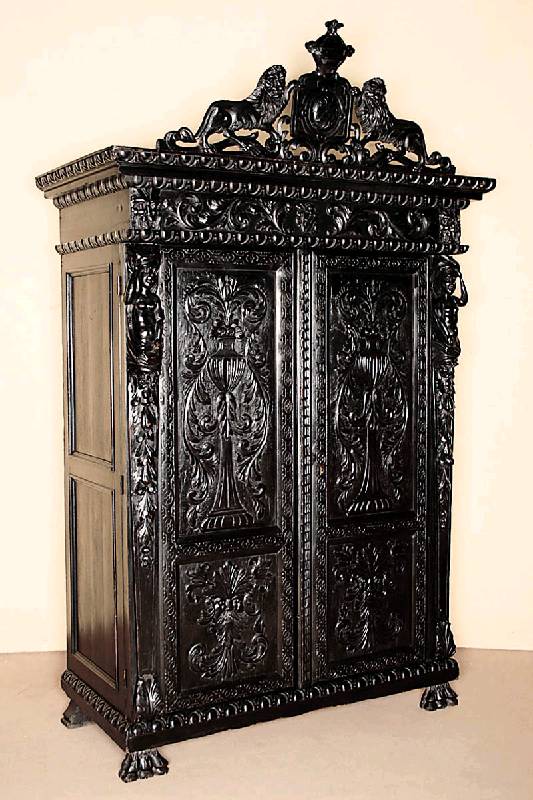 Schrank, Danziger Barockstil, um 1890/1900, Erle und Weichholz massiv, geschwärzt, auf Tatzenfüßen, Fuß leicht profiliert und geschuppt, Lisenen ...