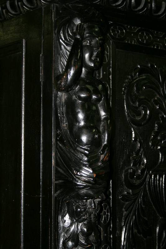 Detail a: Schrank, Danziger Barockstil, um 1890/1900, Erle und Weichholz massiv, geschwärzt, auf Tatzenfüßen, Fuß leicht profiliert und geschuppt, Lisenen ...