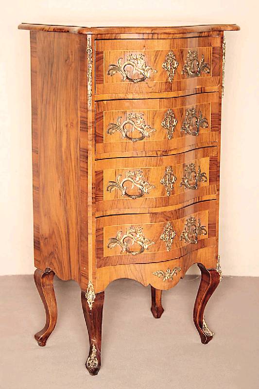 Kommode, Dresdner Barockstil, um 1890, Korpus Weichholz, Nußbaum furniert, z.T. Wurzelnuß, auf stark gebogenen Beinen, diese sekundär, Front ...