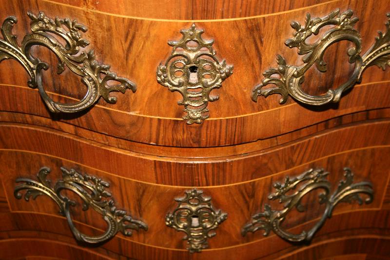 Detail a: Kommode, Dresdner Barockstil, um 1890, Korpus Weichholz, Nußbaum furniert, z.T. Wurzelnuß, auf stark gebogenen Beinen, diese sekundär, Front ...