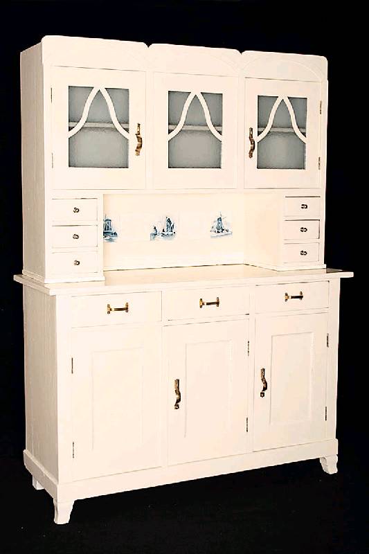 Küchenschrank, deutsch, um 1910/20, Weichholz massiv, auf leicht gebogenen Beinen, unten drei Türen und drei Schubladen, Mittelteil dekoriert mit ...