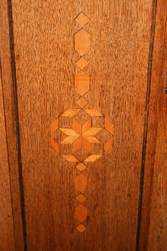 Detail a: Aufsatzschrank, Holland, um 1910, Amsterdamer Schule, Eiche massiv, auf kugelförmigen Füßen, Unterteil 2-türig mit kassettierten Füllungen, ...