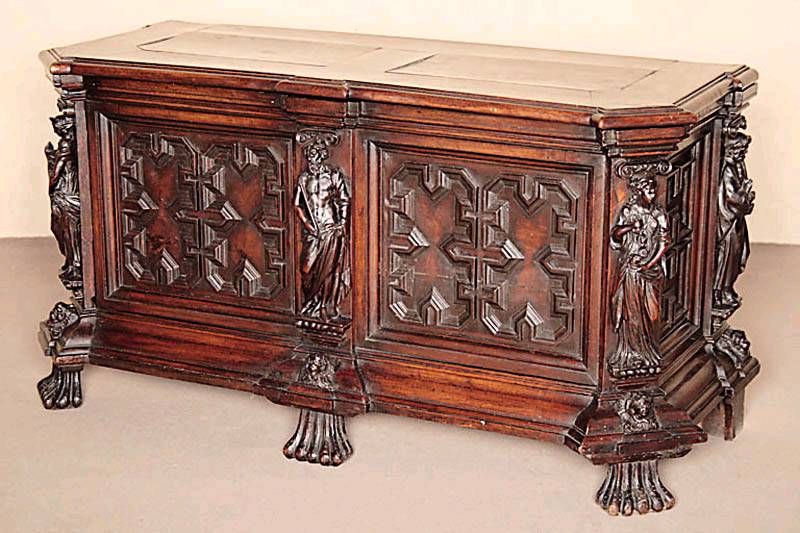 Hochzeitstruhe, Italien/Toskana, um 1870, Nußbaum massiv, z.T. furniert, nach dem Vorbild von 1680, auf Tatzenfüßen, schwere Fußleiste, 5-bzw. ...