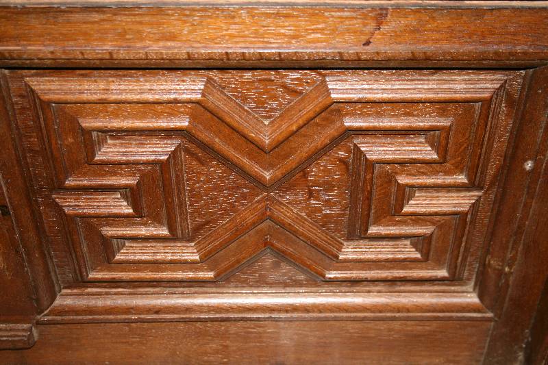 Detail b: Hochzeitstruhe, Italien/Toskana, um 1870, Nußbaum massiv, z.T. furniert, nach dem Vorbild von 1680, auf Tatzenfüßen, schwere Fußleiste, 5-bzw. ...