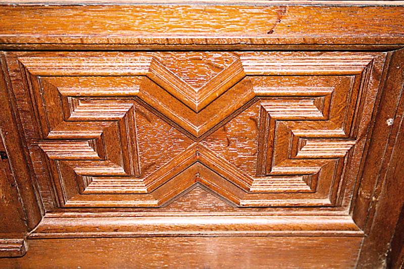 Detail c: Hochzeitstruhe, Italien/Toskana, um 1870, Nußbaum massiv, z.T. furniert, nach dem Vorbild von 1680, auf Tatzenfüßen, schwere Fußleiste, 5-bzw. ...