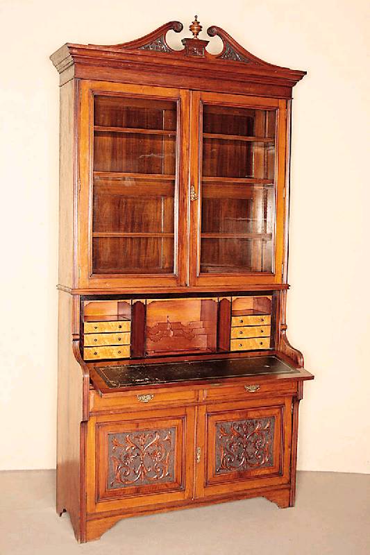 Aufsatzschrank mit Schreibfach, England, um 1900, Jugendstil, Mahagoni und Nadelholz massiv, Unterteil 2-türig mit geschnitzten Füllungen, darüber ...