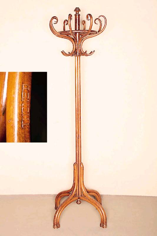 Thonet-Garderobe, Österreich, um 1920, signiert, Buche massiv, nußbaumfarben, 2-tlg., bestoßen, ein Haken ehemals gebrochen und geklebt, ...