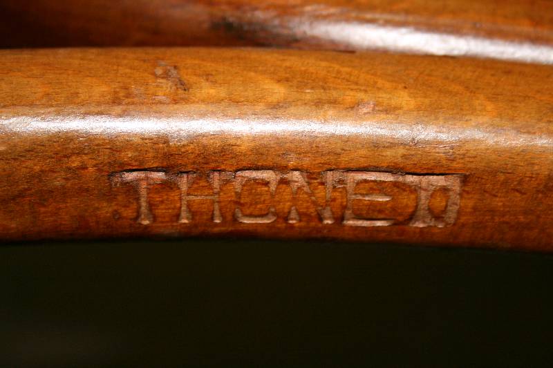 Detail a: Thonet-Garderobe, Österreich, um 1920, signiert, Buche massiv, nußbaumfarben, 2-tlg., bestoßen, ein Haken ehemals gebrochen und geklebt, ...