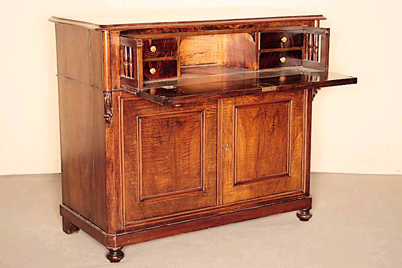 Halbschrank, deutsch, um 1860, mit Schreibfach, Korpus Weichholz, Nußbaum furniert, auf gedrückten Kugelfüßen, Ecken abgeschrägt, auslaufend in ...