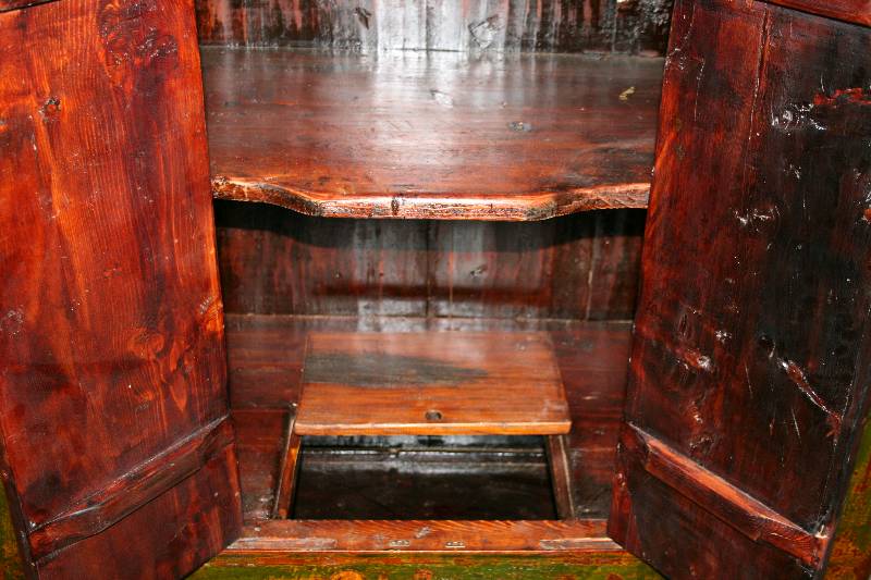 Detail a: Brotschrank, Umgebung Tibet, Mitte 19. Jhd., Ulme massiv, auf stark gebogenen Beinen, gerader Korpus, Front grünlich gefaßt, mit Vasen- und ...