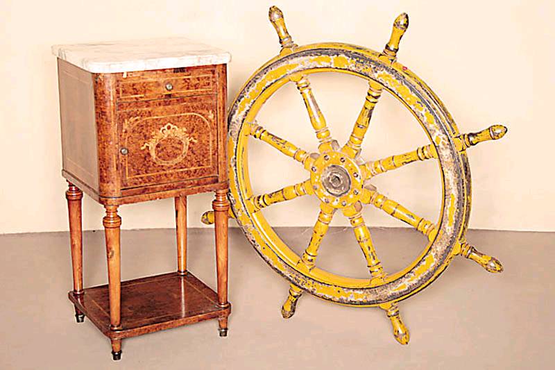 Schiffssteuerrad, um 1930, Mahagoni massiv, gelb gefaßt, mittig mit Eisen verstärkt, Farbverlust, Gebrauchsspuren, H. ca. 102 cm, D. 110 cm