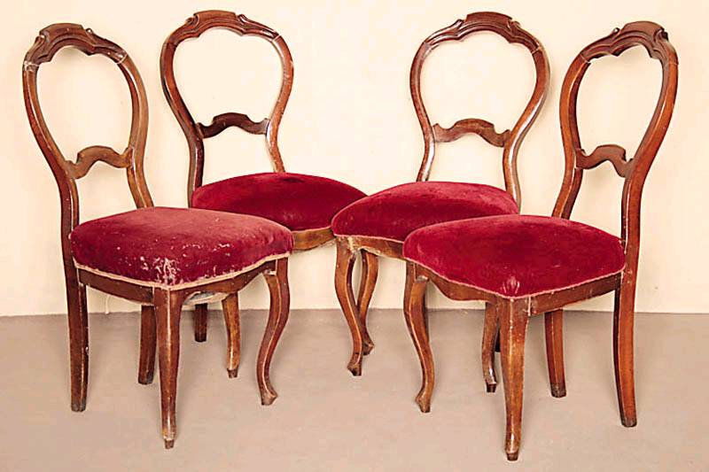 Vier Stühle, deutsch, nach 1850, Buche massiv, z.T. gerillt, allseitig geschweift, Lehnen in sogenannter Löffelform, z.T. restauriert, alte ...