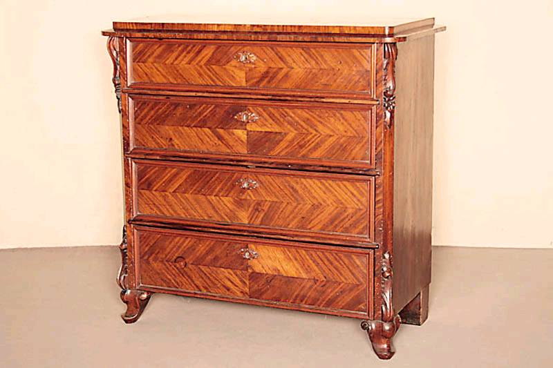 4-schübige Kommode, norddeutsch, um 1840/45, Korpus Weichholz, Palisanderfurnier gespiegelt bzw. doppelt gespiegelt verlegt, Holzbeschläge, Ecken ...