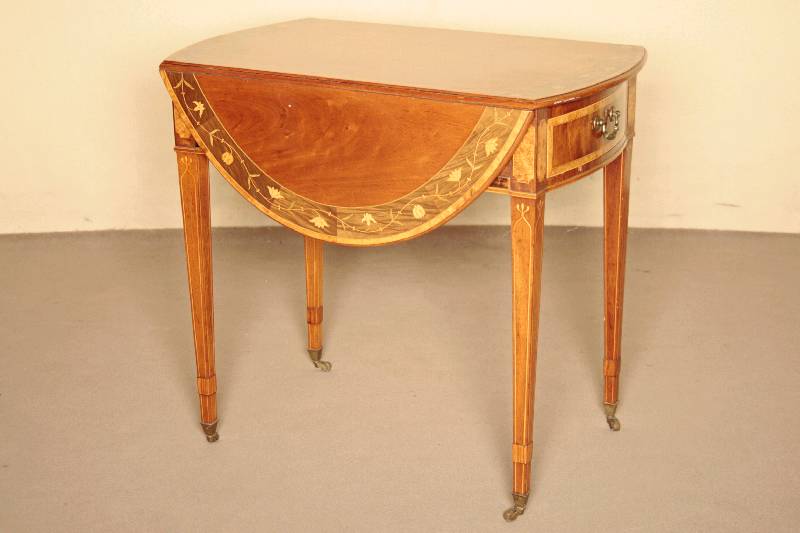 Oblongtable, England, um 1770/90, Korpus Eiche massiv, integrierte Schublade, aufklappbar, Rosenholz, Randverzierung klassizistisch in Zitronenholz ...
