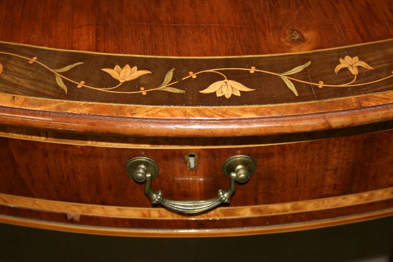 Detail a: Oblongtable, England, um 1770/90, Korpus Eiche massiv, integrierte Schublade, aufklappbar, Rosenholz, Randverzierung klassizistisch in Zitronenholz ...
