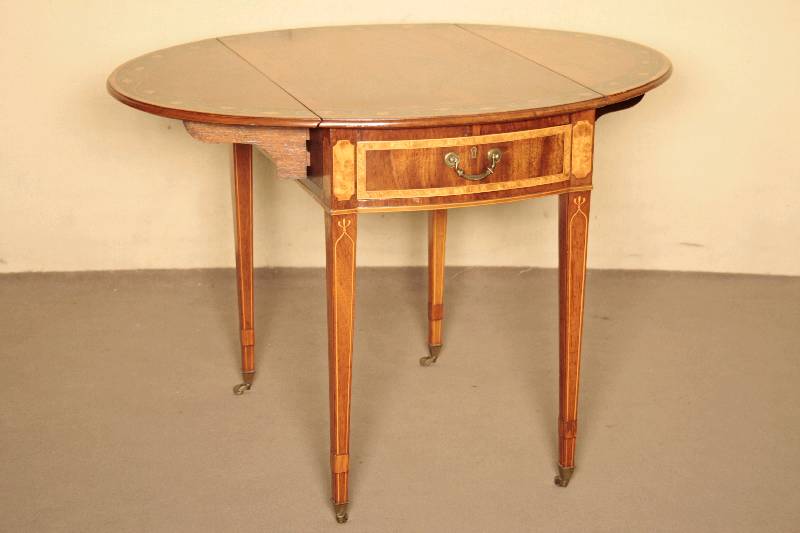 Detail b: Oblongtable, England, um 1770/90, Korpus Eiche massiv, integrierte Schublade, aufklappbar, Rosenholz, Randverzierung klassizistisch in Zitronenholz ...