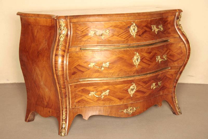 Hochherrschaftliche schwedische Kommode, um 1750/60, Korpus Weichholz, Wurzelnußfurnier gespiegelt verlegt, Seiten und Front bombiert,3-schübig, ...