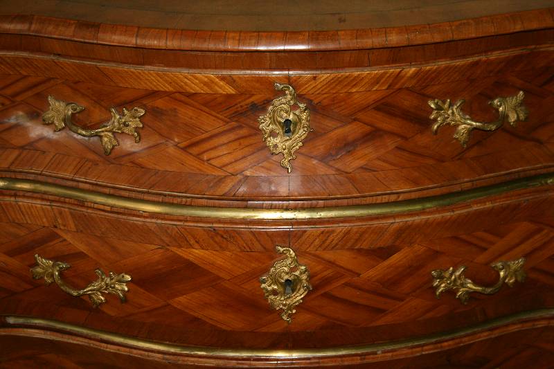 Detail a: Hochherrschaftliche schwedische Kommode, um 1750/60, Korpus Weichholz, Wurzelnußfurnier gespiegelt verlegt, Seiten und Front bombiert,3-schübig, ...