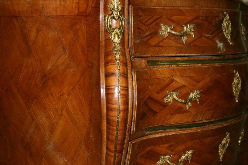Detail b: Hochherrschaftliche schwedische Kommode, um 1750/60, Korpus Weichholz, Wurzelnußfurnier gespiegelt verlegt, Seiten und Front bombiert,3-schübig, ...