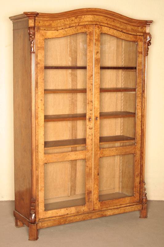 Vitrinenschrank, deutsch, um 1870, Louis- Philippe, Korpus Weichholz, Nußbaumfurnier, z .T. Wurzelfurnier, abgeschrägte Ecken mit aufgesetzen ...