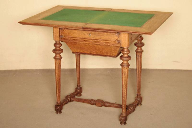 Detail a: Näh- bzw. Spieltisch, Elsaß/Lothringen, um 1900, im Louis-XVI-Stil, Eiche massiv, Beine verschränkt, Gestell vielfach gerieft, gute ...