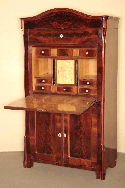 Schranksekretär, mitteldeutsch, um 1865/70, Korpus Weichholz, Pyramidenmahagonifurnier z.T. gespiegelt verlegt, unterer Teil 2-türig,Oberteil mit ...