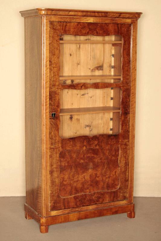 Vitrine- bzw. Wäscheschrank, süddeutsch/wohl Baden, um 1835/40, Front mit sogenannten Brezelfüllungen, Korpus Weichholz, Wurzel- nußfurnier ...