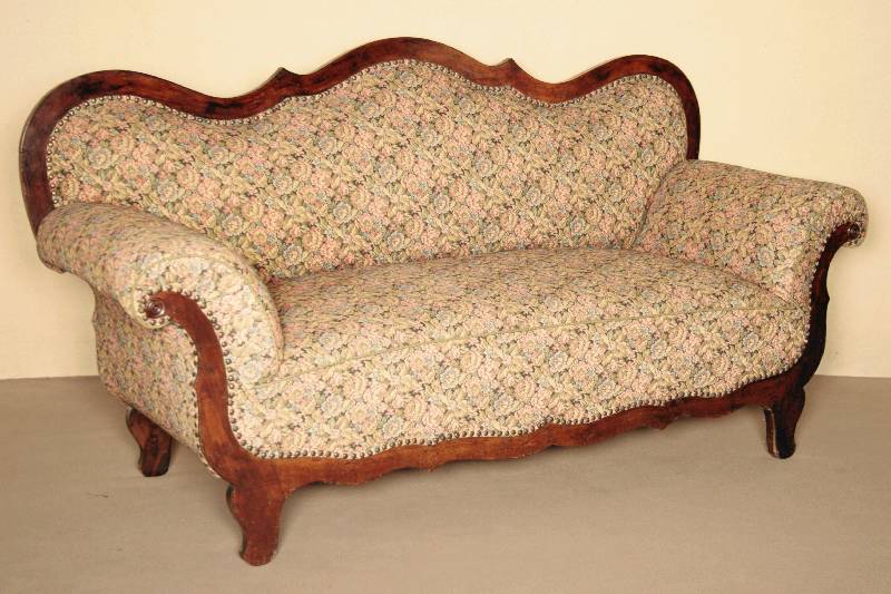 Sofa, süddeutsch/Pfalz, um 1835/40, Gestell Weichholz, Wurzelnußfurnier, Polster alt belassen, Bezug 60er Jahre, Rahmen alt belassen, ...