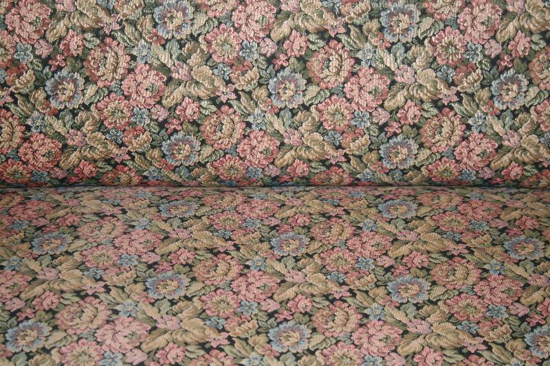 Detail a: Sofa, süddeutsch/Pfalz, um 1835/40, Gestell Weichholz, Wurzelnußfurnier, Polster alt belassen, Bezug 60er Jahre, Rahmen alt belassen, ...