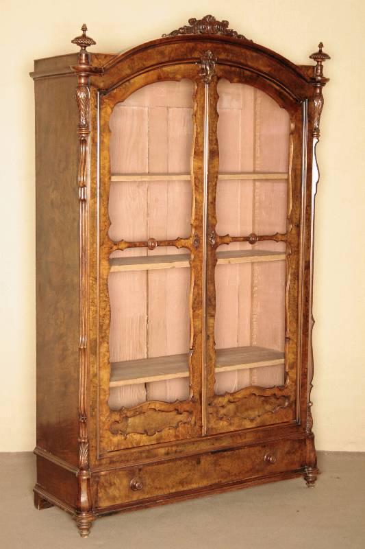 Vitrine, süddeutsch, um 1835/40, Korpus Weichholz/Hartholz, Wurzelnußfurnier gespiegelt verlegt, Verglasung aus der Zeit, Kopf geschwungen, Ecken ...