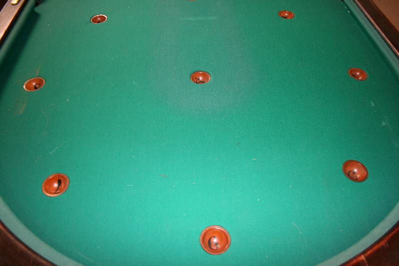 Detail a: Bagatelle-Billard, deutsch/Belgien, 20er/30er Jahre, Buche und Linde auf Mahagoni gebeizt, wohl Steinplatten, grünes Feld original, Doppeloval, ...