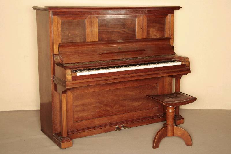 Blüthner-Klavier, deutsch/Leipzig, um 1904/06, sehr guter Zustand, Vertreiber König Bad Kreuznach, Verkleidung Palisander massiv, auf Kassetten ...