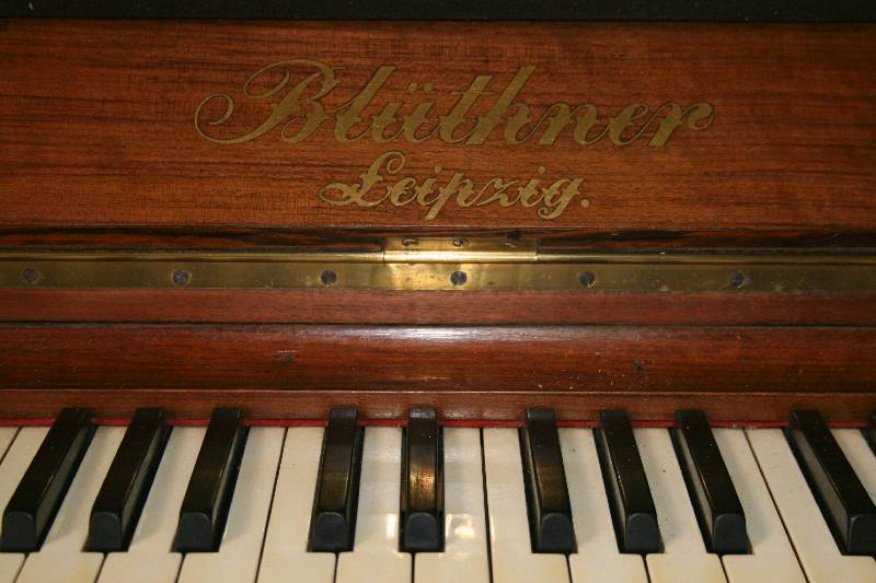 Detail a: Blüthner-Klavier, deutsch/Leipzig, um 1904/06, sehr guter Zustand, Vertreiber König Bad Kreuznach, Verkleidung Palisander massiv, auf Kassetten ...