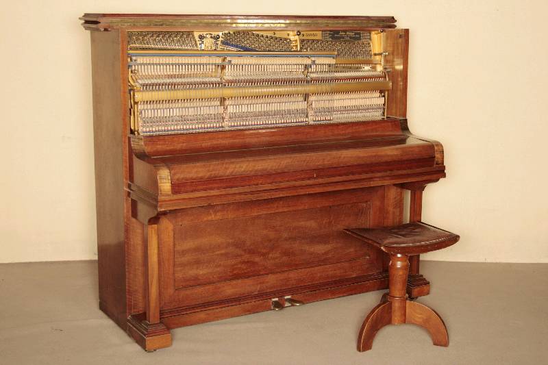 Detail b: Blüthner-Klavier, deutsch/Leipzig, um 1904/06, sehr guter Zustand, Vertreiber König Bad Kreuznach, Verkleidung Palisander massiv, auf Kassetten ...
