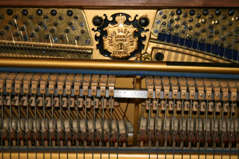 Detail c: Blüthner-Klavier, deutsch/Leipzig, um 1904/06, sehr guter Zustand, Vertreiber König Bad Kreuznach, Verkleidung Palisander massiv, auf Kassetten ...