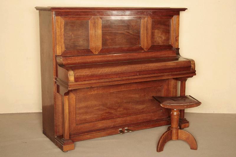 Detail e: Blüthner-Klavier, deutsch/Leipzig, um 1904/06, sehr guter Zustand, Vertreiber König Bad Kreuznach, Verkleidung Palisander massiv, auf Kassetten ...