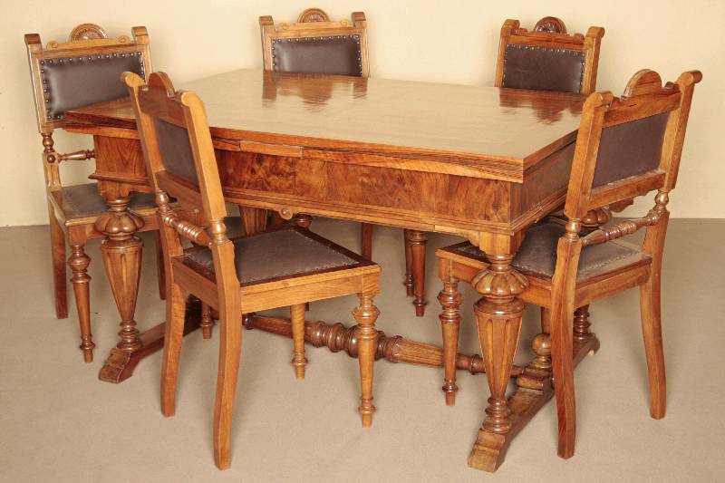Gründerzeitprunktisch, süddeutsch/wohl Karlsruhe, um 1860/70, Nußbaum massiv bzw. Nußbaumfurnier, dieses gespiegelt bzw. doppelt gespiegelt ...