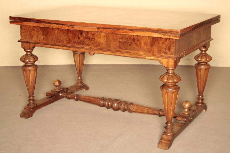 Detail a: Gründerzeitprunktisch, süddeutsch/wohl Karlsruhe, um 1860/70, Nußbaum massiv bzw. Nußbaumfurnier, dieses gespiegelt bzw. doppelt gespiegelt ...