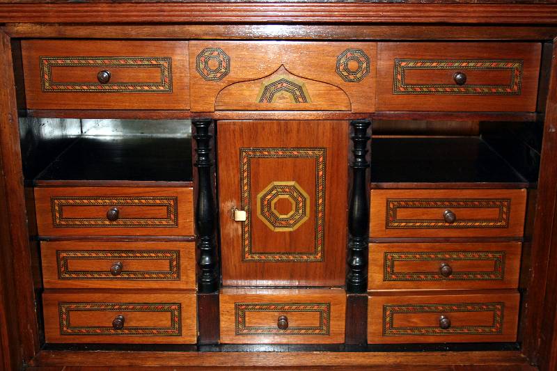 Detail b: Gründerzeit-Standsekretär, deutsch, um 1880/90, Korpus Weichholz, Wurzelnußfurnier gespiegelt bzw. doppelt gespiegelt verlegt, schönes ...