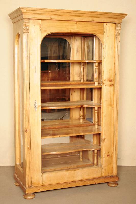 Vitrine, wohl mitteldeutsch, um 1870/80, Kiefer massiv, z.T. Zierbelkiefer, Lisenen 3-fach gerillt, in Voluten auslaufend, sparsame Blatt- bzw. ...