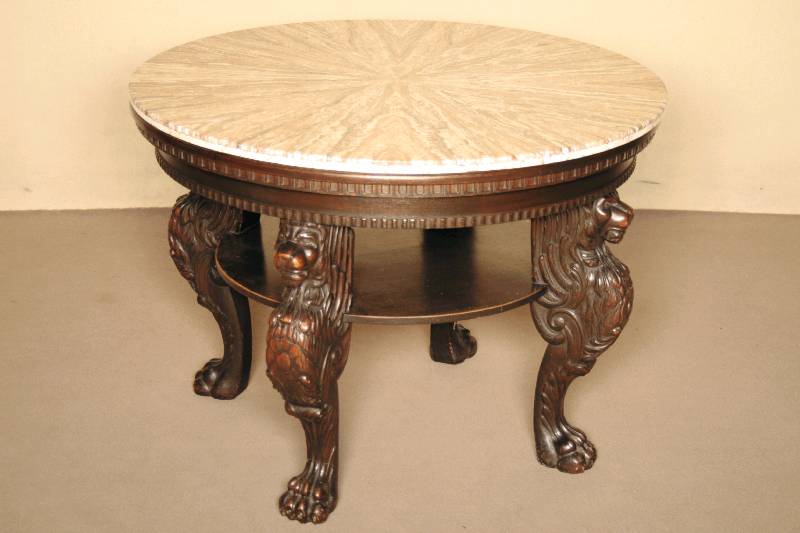 Sogenannter Rauch- bzw. Etagentisch, deutsch, um 1912/15, im florentinischen Renaissancestil, Nußbaum massiv bzw. Nußbaumfurnier, Beine in Form von ...