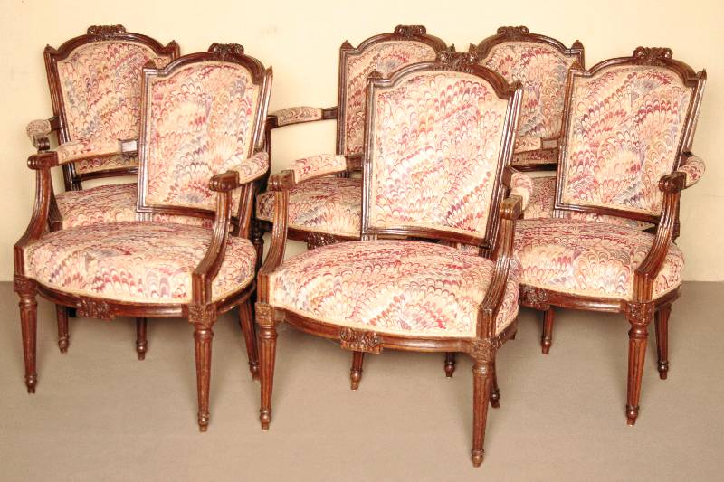 Sechs Stuhlsessel, Frankreich, um 1880/90, nach dem Vorbild von 1760/70, Gestell Nußbaum massiv, doppelt bzw. 3-fach gerieft, Schnitzereien aus dem ...