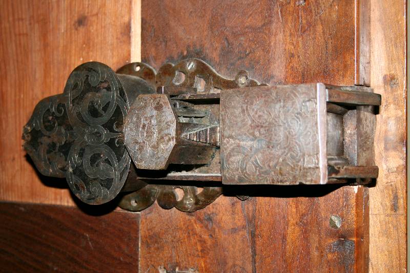 Detail a: Fassadenschrank, süddeutsch/Gegend um Freiburg, um 1680/1720, Front zum größten Teil Nußbaum massiv, Inlets Weichholz und Wurzelnußfurnier, z.T. ...